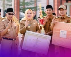 Bupati Musi Rawas Ratna Machmud Berikan Penghargaan Pemenang Lomba PHBS dan Posyandu Tingkat Provinsi Sumsel