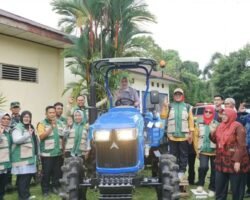 Bupati Musi Rawas Hj. Ratna Machmud Menyerakan Bantuan Alsintan Prapanen Traktor Roda 4 dan Traktor Roda 2