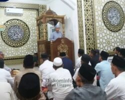 Wali Kota H. Rachmat Hidayat Sholat Tarawih di Masjid Al-Miqot, Serahkan Bantuan Untuk Masjid