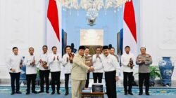Presiden Prabowo Terima 10 Buku Rekomendasi, Reformasi Polri Ditargetkan Berjalan hingga 2029