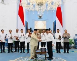 Presiden Prabowo Terima 10 Buku Rekomendasi, Reformasi Polri Ditargetkan Berjalan hingga 2029