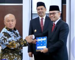 Bupati Abusama Serahkan SK Pensiun dan Bantuan Purna Bhakti Kepada Asisten III Setda OKU Selatan